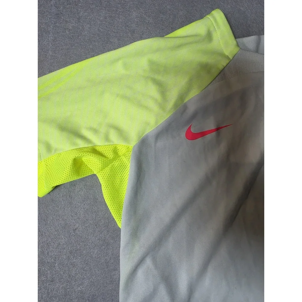 Nike Dri-FIT Strike Women Soccer Top Platinum DX0517-043 Size Small NWT NEW